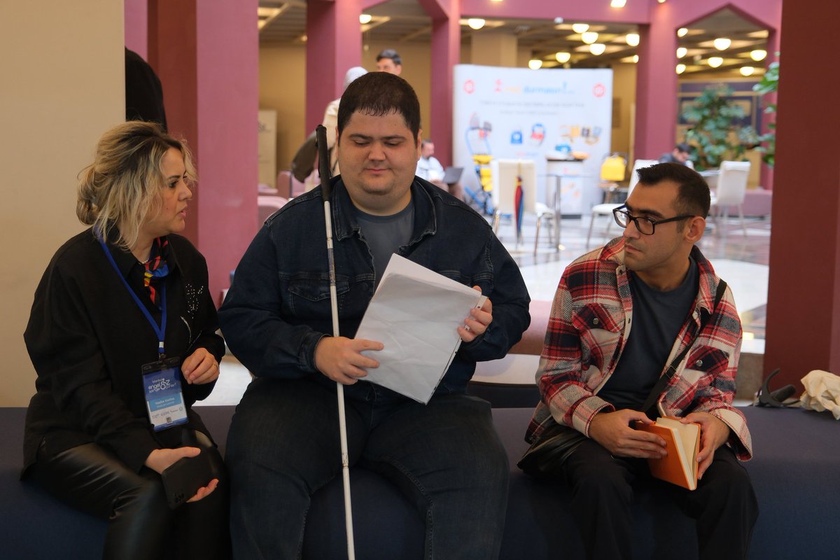 5–6 Kasım’da Üsküdar Bağlarbaşı’nda yüzlerce adayın ilk durağı Engelsiz Kariyer CV Masası oldu. Kayıt, yönlendirme, işaret dili ve birebir CV desteğiyle adaylar 30 firmayla görüşmelere güçlü başladı. Çünkü kapsayıcılık; temas, destek ve birlikte ilerlemektir. 💙 #EKG2025