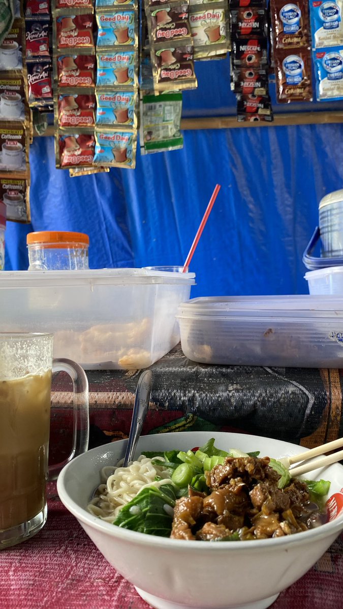 krisnahaa's tweet photo. niat mau beli nasi kucing, eh malah jualan mie ayam 😋 https://t.co/HDIWGrJZQi