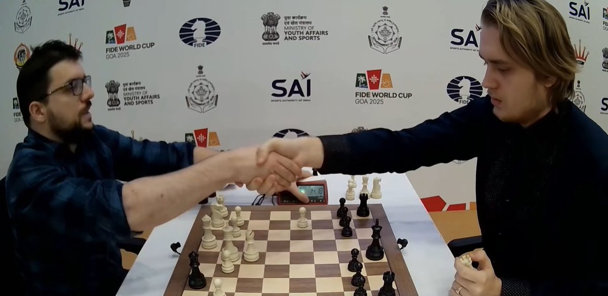 emrehasgulec's tweet image. Dünya Kupası&apos;na bir 2700+ büyükusta daha veda etti.
Aleksey Grebnev, Maxime Vachier-Lagrave&apos;ı eşitlik bozma oyunlarında 1.5-0.5 mağlup ederek 5. tura yükseldi.