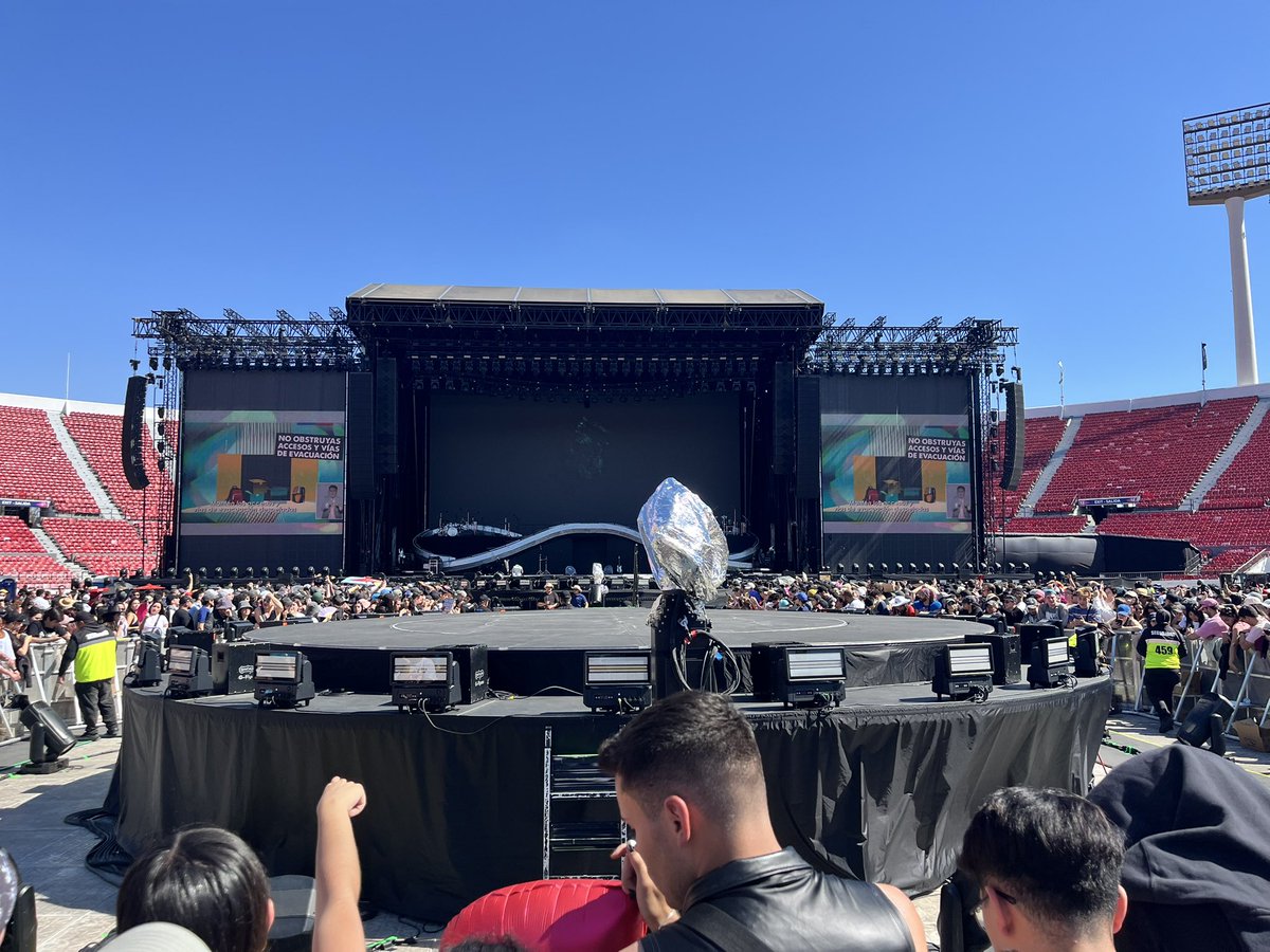 adriRubio's tweet photo. Gente, voy a ver a @dualipa así de cerca.  Y el guardia nos confirmó que “estamos en el mejor lugar” 
Veo la escalera que usa en Be the One 🤩💖😭 https://t.co/TSU6zwTIYc