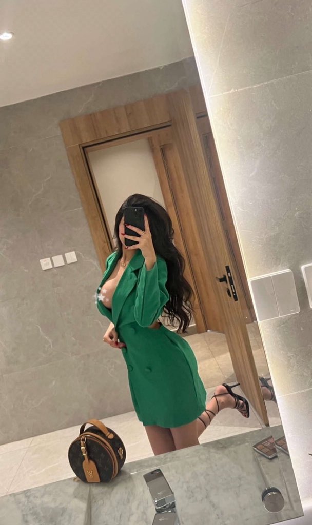 -

من مواصفات الزوجة "العوبة" دس السم بالعسل يعني مستحيل تحاول تماط شاربك على طول 🍯😉.

تبتدي خطوة خطوة من اللبس الضيق و الميكب الأوفر و العطر الفايح ، للعباة المفتوحة و انتي مو قادر تسوي حاجة لانها قاعدة تعطيك جرعات دياثة تخدرك و تمنعك تقول "لا"💍💄.

لحد ما تقط العباة و يصير