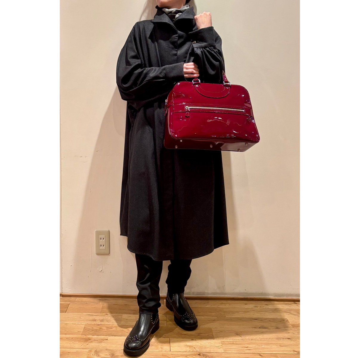 MANOAinter's tweet image. New Arrival🍷JACQUES LE CORRE

深みのある美しいレッドエナメルは、まるでワインのよう。定番リスボンバッグのスモールサイズは、A4ジャストで、使いやすく一番人気の大きさです。
艶やかな光沢バッグは、毛足感のある秋冬素材の服の上に、美しい陰影を作り、シックな華やかさを湛えて✨
¥132000