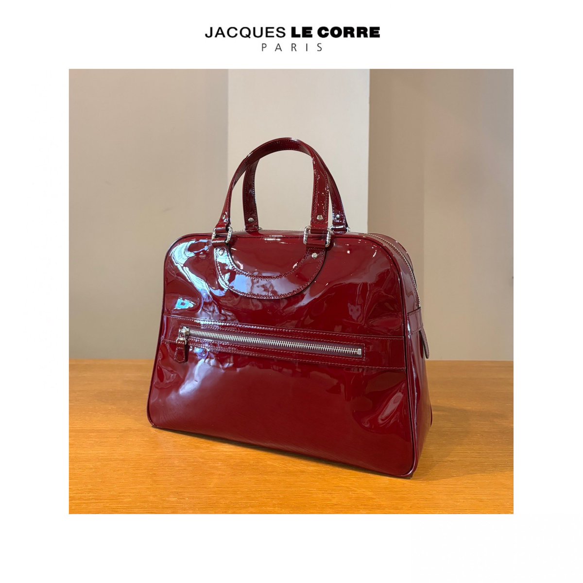 MANOAinter's tweet image. New Arrival🍷JACQUES LE CORRE

深みのある美しいレッドエナメルは、まるでワインのよう。定番リスボンバッグのスモールサイズは、A4ジャストで、使いやすく一番人気の大きさです。
艶やかな光沢バッグは、毛足感のある秋冬素材の服の上に、美しい陰影を作り、シックな華やかさを湛えて✨
¥132000