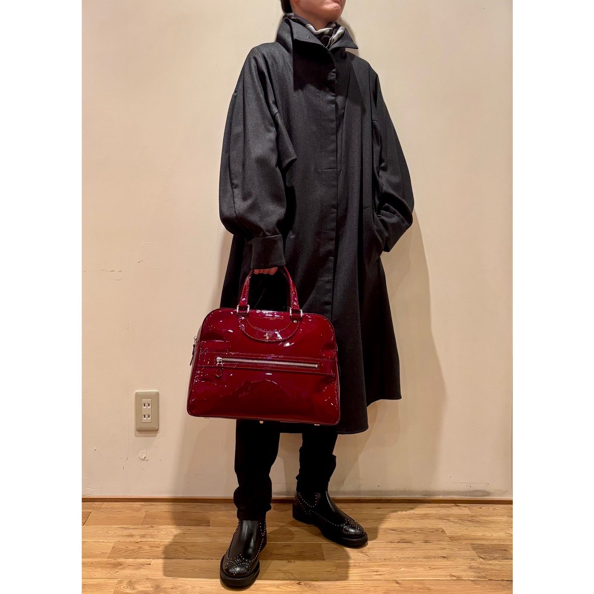MANOAinter's tweet image. New Arrival🍷JACQUES LE CORRE

深みのある美しいレッドエナメルは、まるでワインのよう。定番リスボンバッグのスモールサイズは、A4ジャストで、使いやすく一番人気の大きさです。
艶やかな光沢バッグは、毛足感のある秋冬素材の服の上に、美しい陰影を作り、シックな華やかさを湛えて✨
¥132000