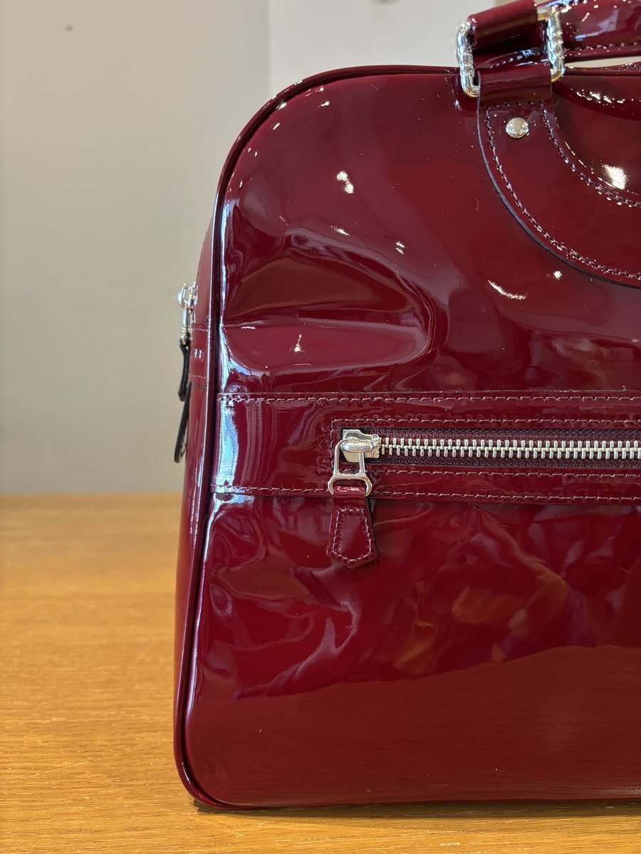 MANOAinter's tweet image. New Arrival🍷JACQUES LE CORRE

深みのある美しいレッドエナメルは、まるでワインのよう。定番リスボンバッグのスモールサイズは、A4ジャストで、使いやすく一番人気の大きさです。
艶やかな光沢バッグは、毛足感のある秋冬素材の服の上に、美しい陰影を作り、シックな華やかさを湛えて✨
¥132000