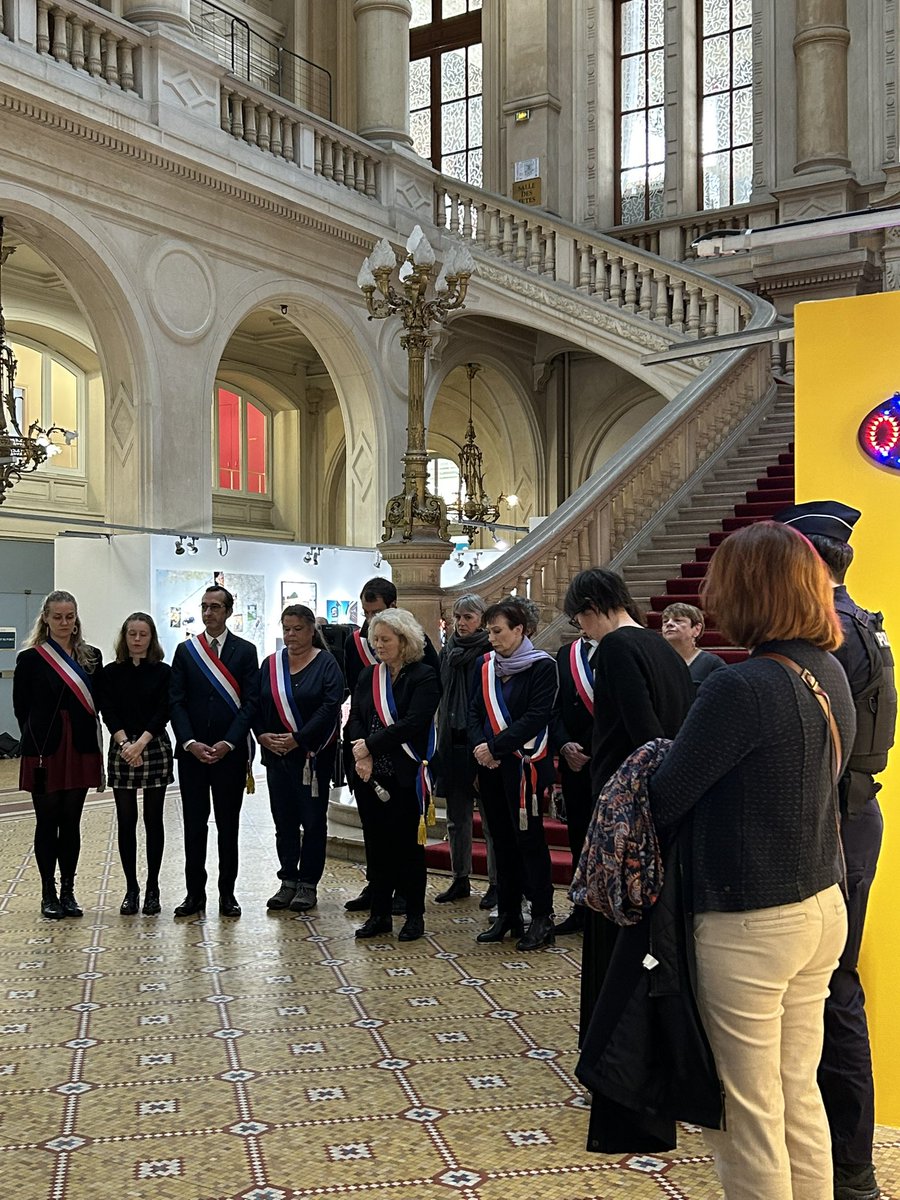 En @mairie10paris, agents, habitants et élus réunis pour une minute de silence, en mémoire des nombreuses victimes des attentats du 13 novembre 2015.