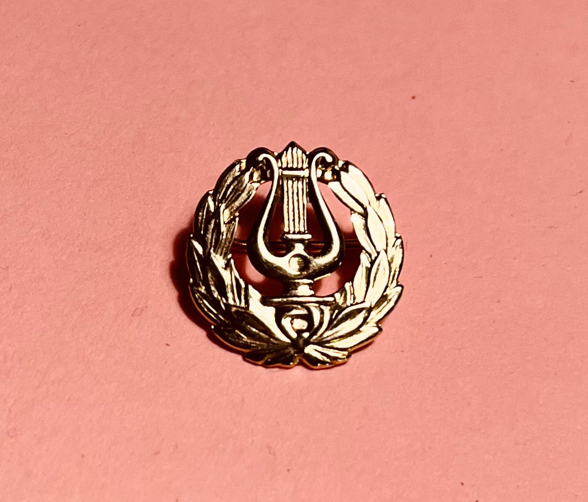 Kaivoin äitini tavaroista esiin lyyran. 
Voisin olla jo ylioppilaan mummu, mutta olen kuitenkin nyt vasta ylioppilaan äiti. 
Hyvä näin. 
Senhän kaikki tietää,  minkälaisia kakaroita hosumalla olisi tullut.