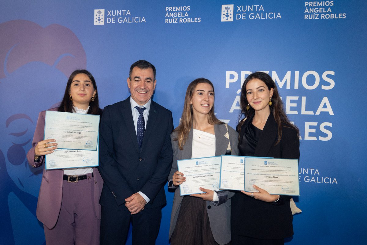 HistoriaOurense's tweet image. O día 22 de outubro, as alumnas Iria Cebreiros Trigo, Antía Sánchez González e Sara Zas Rivas recibiron, por partida dobre, o Premio Ángela Ruiz Robles correspondente aos cursos 2022/2023 e 2023/2024.