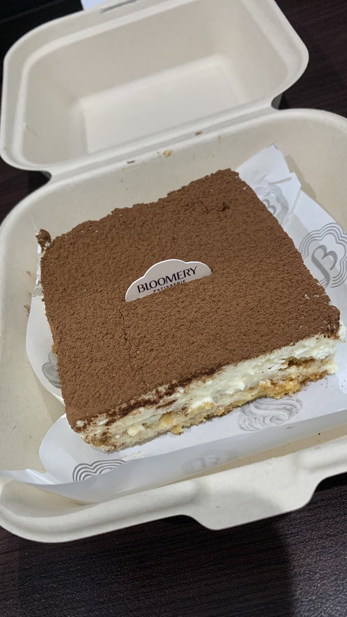 leahcmla's tweet photo. dengan tweet ini gue menyatakan bahwa minggu ini gue udah ga boleh makan tiramisu lg karena kmrn dah 3 hari berturut turut😇🤝🏻 https://t.co/40RGB7EgD7