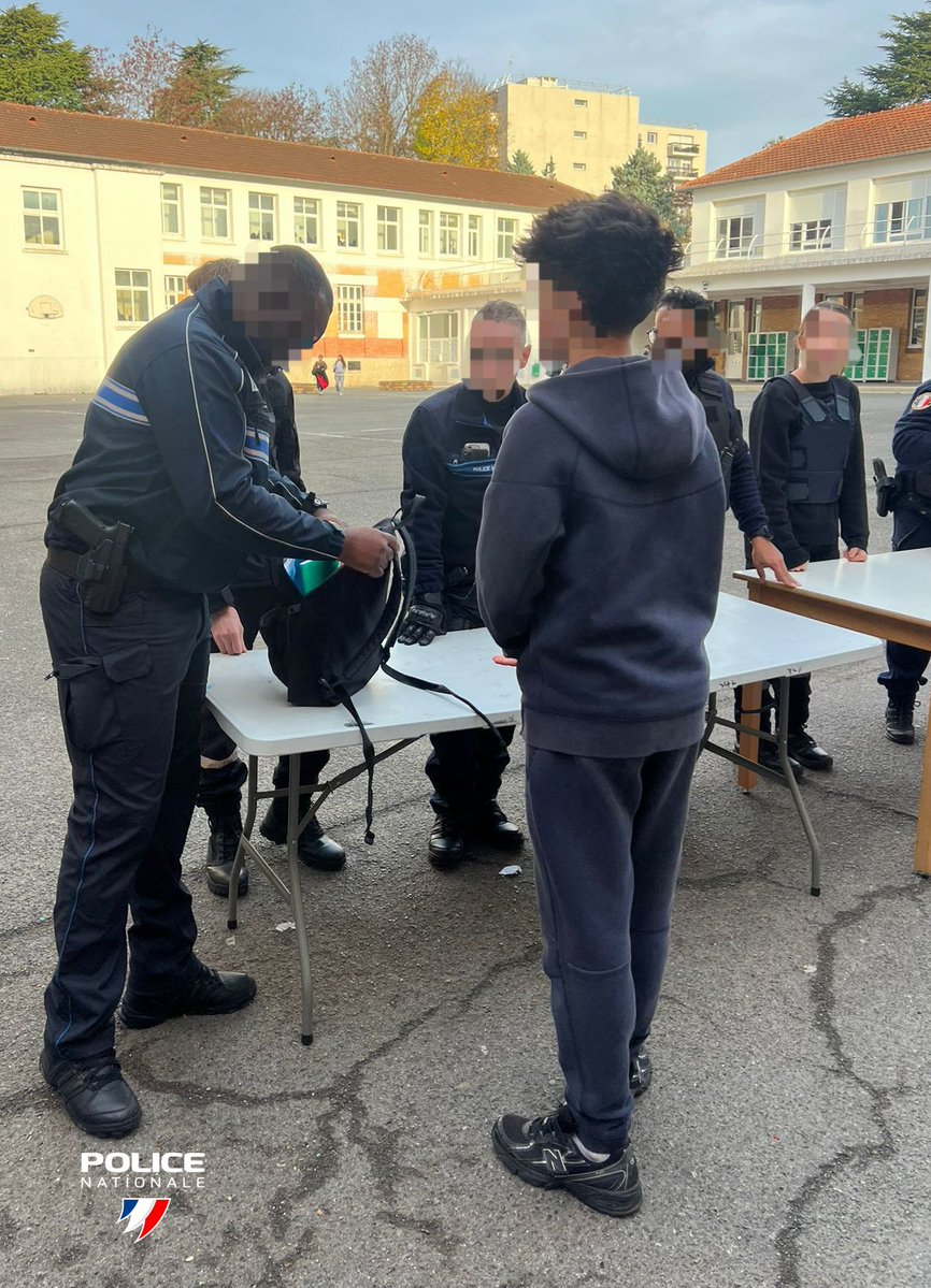 #PoliceSécuritéQuotidien |Ce matin,  afin de prévenir les rixes , une opération de fouille inopinée des sacs et cartables 🎒 au collège Paul Bert à <a href="/Savigny_Off_91/">Savigny-sur-Orge</a>.
