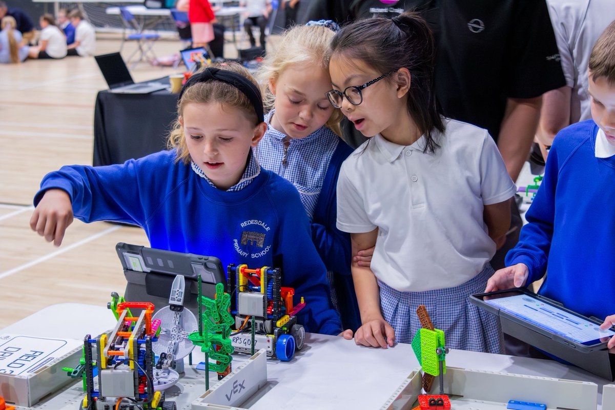 VEXRoboticsIE's tweet image. Master the Ocean Science Exploration #VEXGO Competition using VEX STEM Labs! 🫧 

Students explore the sea to complete tasks like:
🔧 repairing a pipeline
🪸 retrieving a pearl from a clam
🌊 + and more! 

Check out more details about this STEM Lab 👉 buff.ly/4baJ7ue