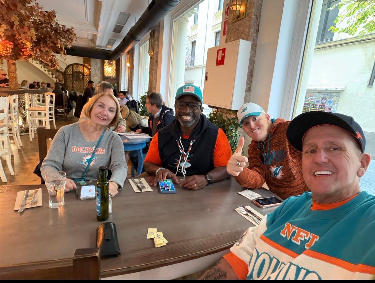 The Dolphin Road Warriors at Desayuno
