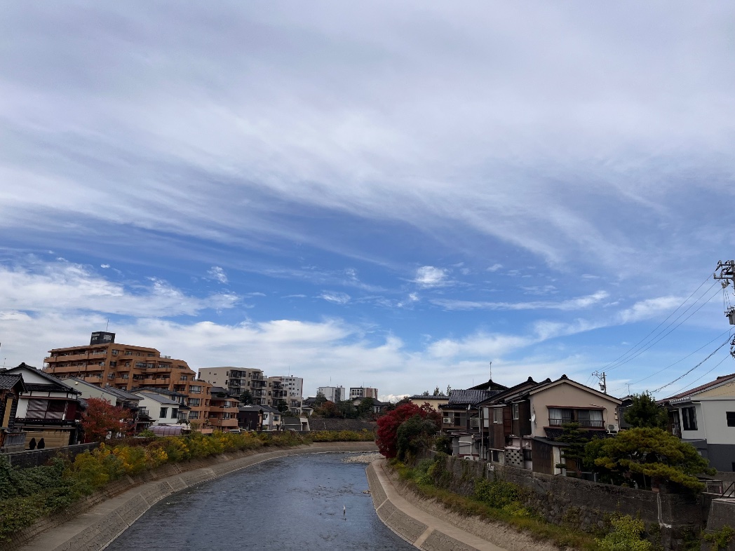 今日の空もいい