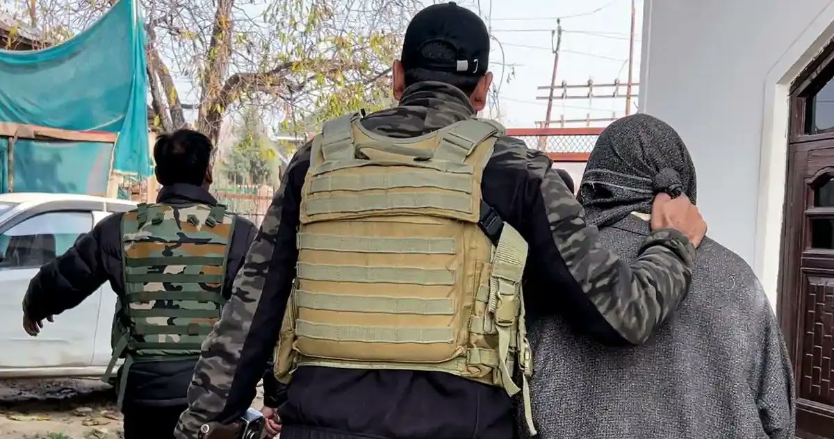 जम्मू कश्मीर में सुरक्षाबलों का मेगा ऑपरेशन।

500 ठिकानों पर रेड और 600 गिरफ्तारियां दिल्ली के लाल किले कार बम धमाके में 13 मौतों के बाद JK पुलिस ने जमात-ए-इस्लामी के खिलाफ 500 छापों में 600 को हिरासत में लिया। डॉक्टर मॉड्यूल और तुर्की लिंक उजागर। 

panchjanya.com/2025/11/13/444…