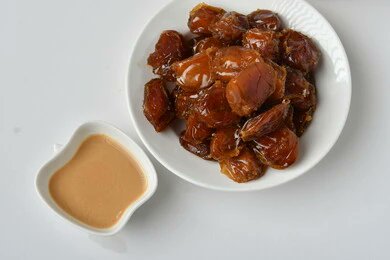 ● الشكوى :

🧔: يا دكتور، سكري يرتفع من أقل شي.
تخيل يعني لو آكل تمرة، 
ارتفع وصار  ٣٠٠ - ٤٠٠  🥲

● الواقع 👇 :
المريض أكل ١٥ - ٢٠  تمرة ع الأقل 🤕 
فيها على الأقل ٧٠-٨٠ جم سكر  
يعني حوالي ١٤-١٦ ملاعق سكر 😱 
و كمان فوقها معاها طحينة / قشطة 🤦‍♂️

وبعدين يستغرب ليش السكر يرتفع