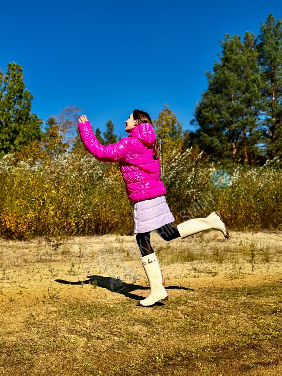 Katrin_Shiny's tweet image. Fall hike 🍂 outside the city? Puffy raincoat and nylon skirt keeping the rain out ☔️ Hunter wellies splashing through puddles 🏞️
Autumn, you ready for me?📸

#Wanderlust #FallVibes