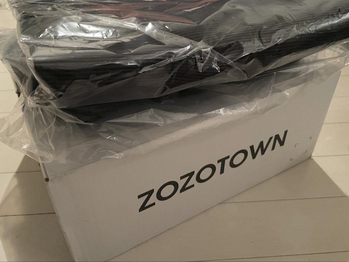 emerald_san's tweet image. ZOZOTOWN愛好家としては嬉しい白箱！
今年も数えたくないくらいZOZOTOWNで買い物したな…
ご縁ありますように…

#ZOZOSALE箱CP
#ZOZOTOWN