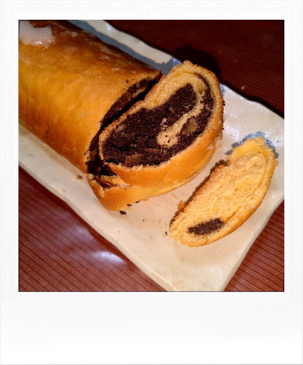ykc_private's tweet photo. 某カタカナ1文字の作品にどっぷり沼った私氏、とうとうポーランド料理を食してみる。
取り敢えずピエロギ(蕎麦の実とリコッタチーズ)とクロエキティ(ザワークラウトとポルチーニ)とマコヴィエツ(←画像はコレ)。
��日は自家製ピエロギとラパンのパシュテーテとチーズとベリーのバブカ食べるんだ😋🍴 https://t.co/2eMbrl2I4d