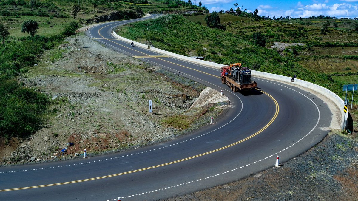 #Sebei!

Paved, Marked and Ready to serve generations, reliably and safely!

📸<a href="/StateHouseUg/">State House Uganda</a> 👉🏿 Kapchorwa-Suam road.