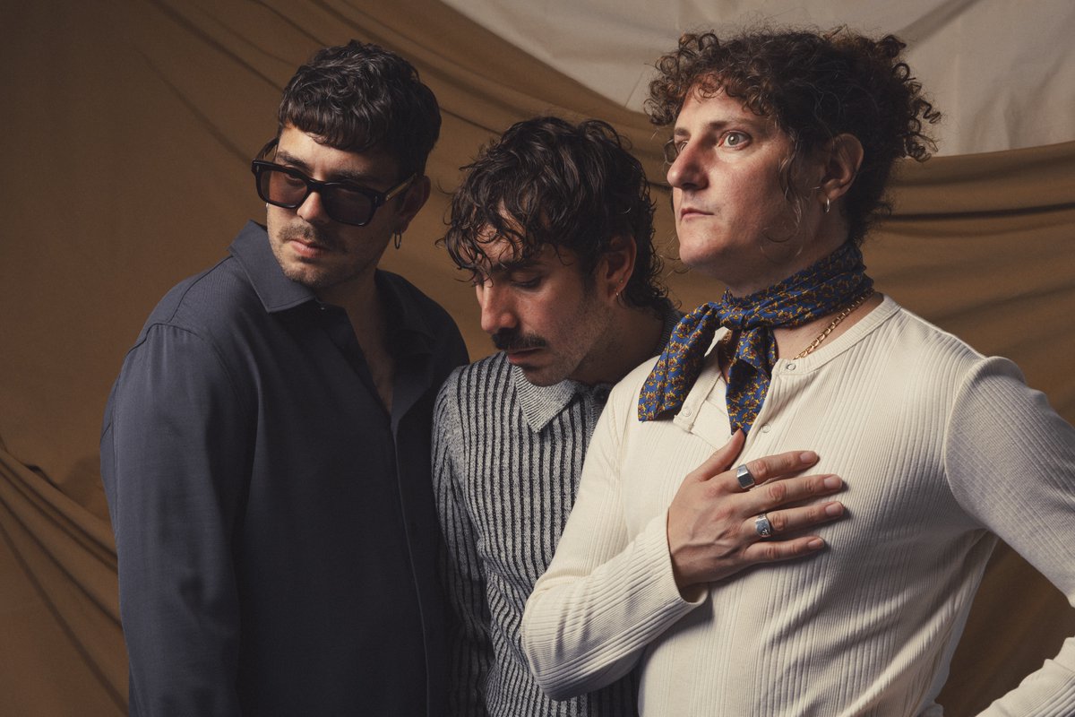 👀 a 'Cap. IV La Bomba’, el 1er adelanto autoeditado del álbum conceptual de debut del trío andaluz #CERVATANA
👂 orcd.co/la-bomba-ps ¿Qué te parece?

La foto📷 está tomada por #AlejandraAmere y el vídeo📼 dirigido por #PaulaRubio youtube.com/watch?v=tMQOar…