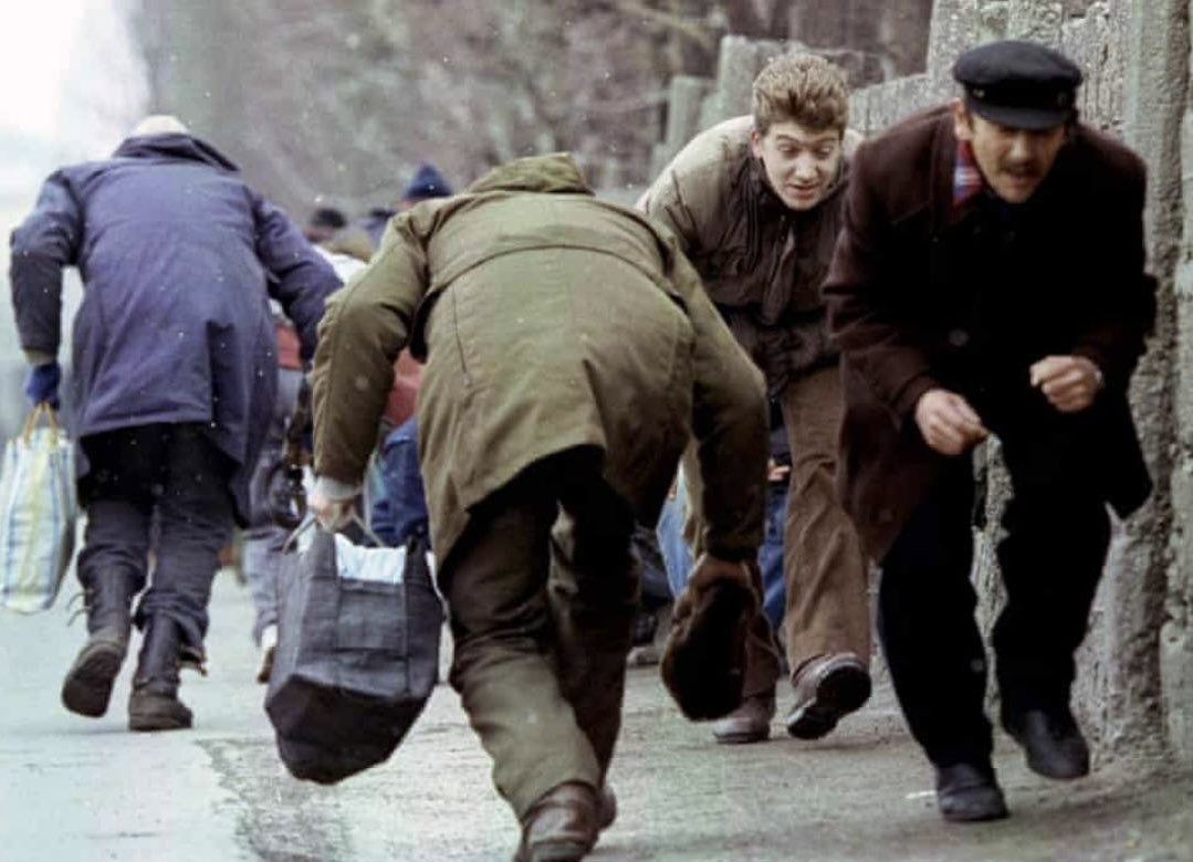 القضية التي تثير إيطاليا الأن:

فتحت النيابة العامة في ميلانو تحقيقًا استثنائيًا بعد مزاعم تشير إلى أن مواطنين إيطاليين أثرياء شاركوا في أوائل التسعينيات فيما أُطلق عليه اسم “سفاري القناصة” – رحلات إلى البوسنة حيث دفعوا أموالًا لإطلاق النار على مدنيين أبرياء أثناء حصار سراييفو.