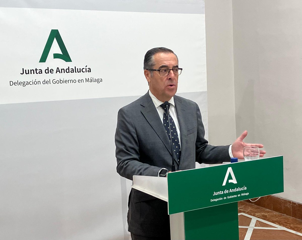 MalagaJunta's tweet image. El delegado @Miguel_Briones_ ha anunciado que @EducaAnd invierte cerca de 12 millones para garantizar el confort #térmico de los centros #educativos de #Málaga. 6 de ellos se incorporan al plan de #Bioclimatización y 546 reciben fondos del programa #MejoraTuCentro.