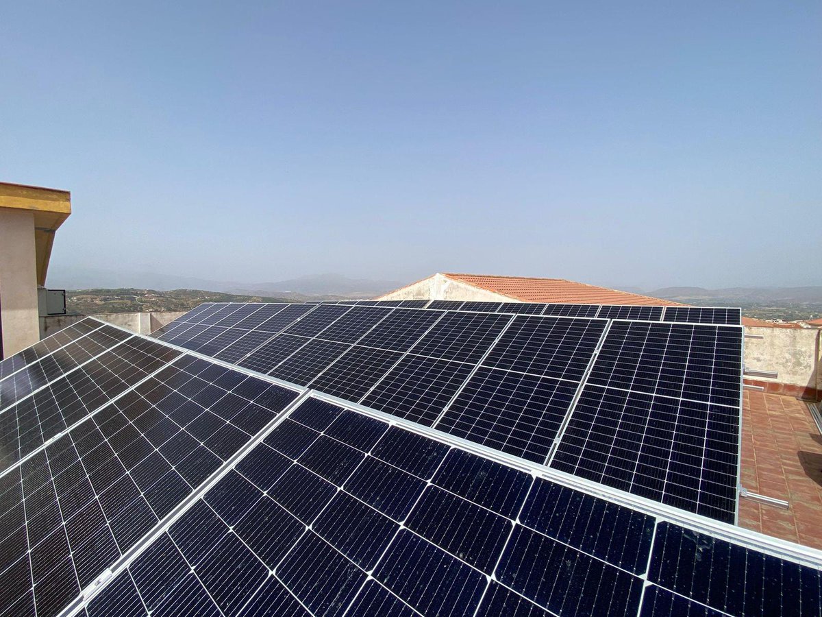 MalagaJunta's tweet image. El delegado @Miguel_Briones_ ha anunciado que @EducaAnd invierte cerca de 12 millones para garantizar el confort #térmico de los centros #educativos de #Málaga. 6 de ellos se incorporan al plan de #Bioclimatización y 546 reciben fondos del programa #MejoraTuCentro.