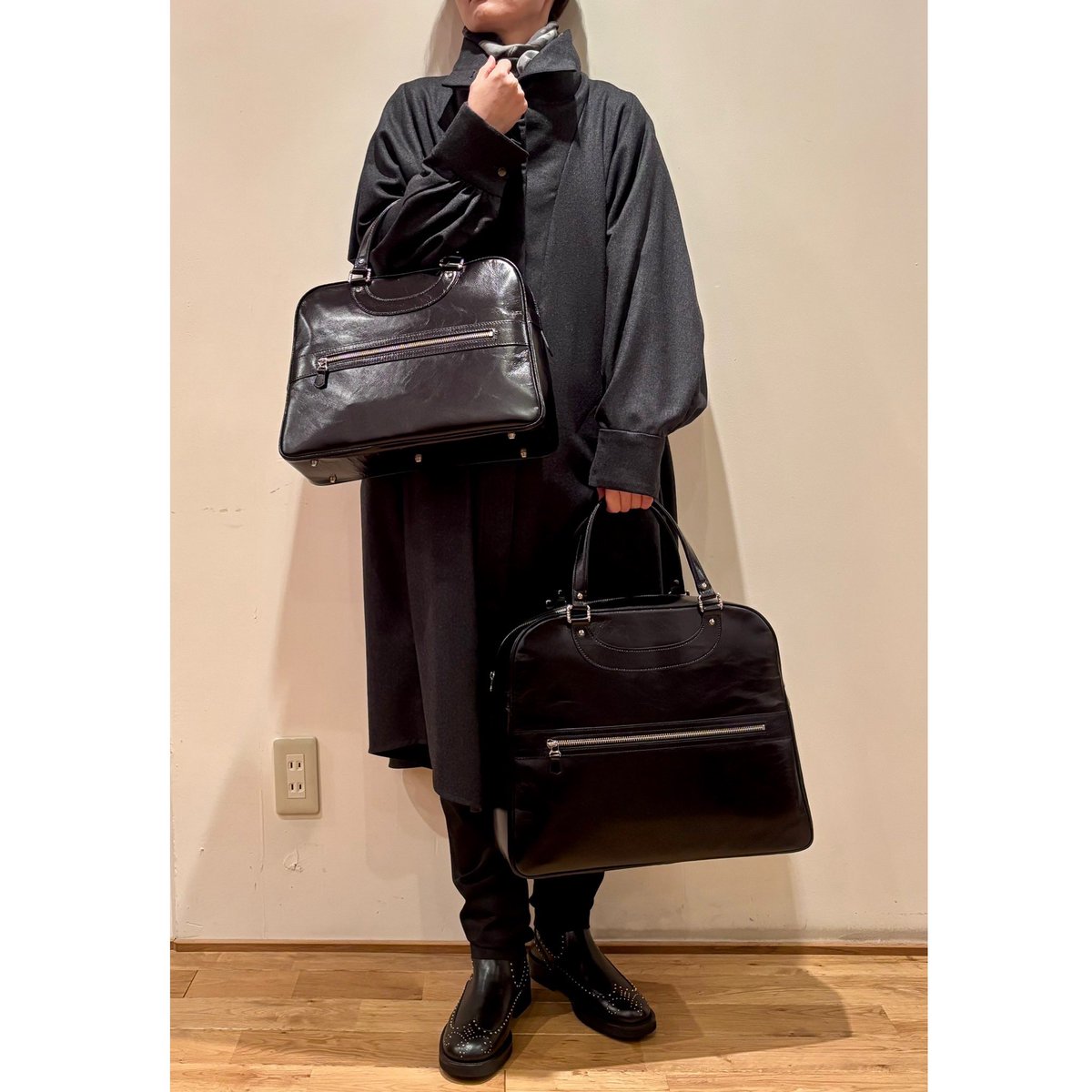 MANOAinter's tweet image. New Arrival🐦‍⬛JACQUES LE CORRE

今季のブラックレザーは、マットでもグロッシーでもない、微細な反射を湛えた光のニュアンスが美しい！エレガントにも、モードにも、コーディネート次第で色々な表情を作ってくれます。
王道の黒バッグは、2サイズ揃えました。
スモール¥134200、ミディアム¥150700