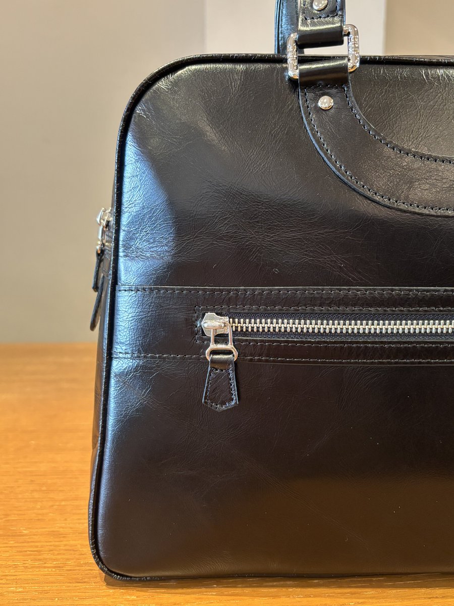 MANOAinter's tweet image. New Arrival🐦‍⬛JACQUES LE CORRE

今季のブラックレザーは、マットでもグロッシーでもない、微細な反射を湛えた光のニュアンスが美しい！エレガントにも、モードにも、コーディネート次第で色々な表情を作ってくれます。
王道の黒バッグは、2サイズ揃えました。
スモール¥134200、ミディアム¥150700