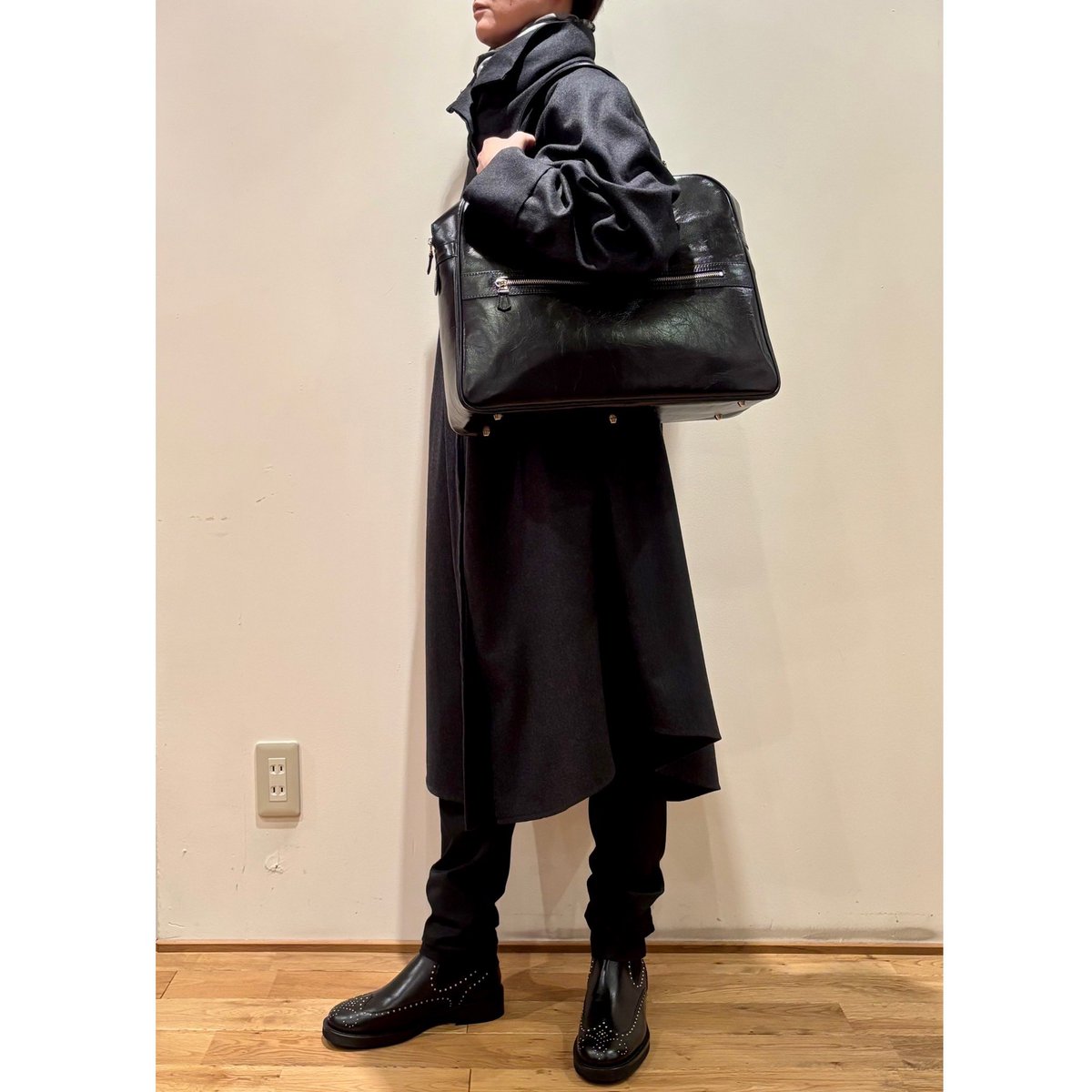 MANOAinter's tweet image. New Arrival🐦‍⬛JACQUES LE CORRE

今季のブラックレザーは、マットでもグロッシーでもない、微細な反射を湛えた光のニュアンスが美しい！エレガントにも、モードにも、コーディネート次第で色々な表情を作ってくれます。
王道の黒バッグは、2サイズ揃えました。
スモール¥134200、ミディアム¥150700