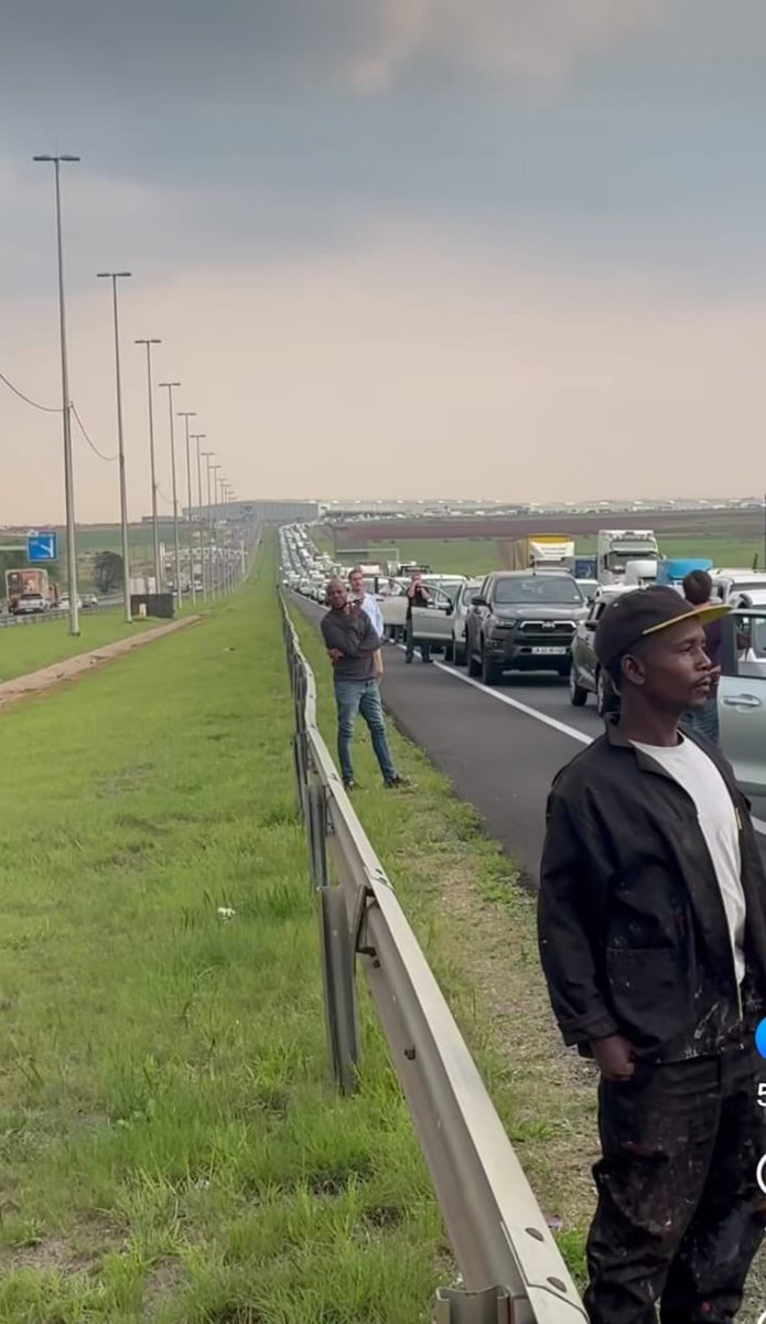 🚨🚨BREAKING 🚨🚨

PLEASE AVOID R21 SOUTH AT POMONA. 

FATAL ACCIDENT. TRAFFIC AT STANDSTILL. #RoadSafety