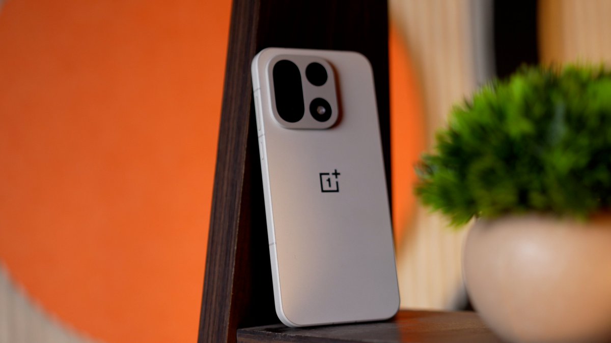 TechWiser's tweet image. The OnePlus 15 is launching today at 7 PM.
Can you guess the price 👀

FYI: If you are an existing OnePlus user, you get a 4,000 exchange bonus and Nord Buds for free if you buy the OnePlus 15 between 13th and 16th Nov.