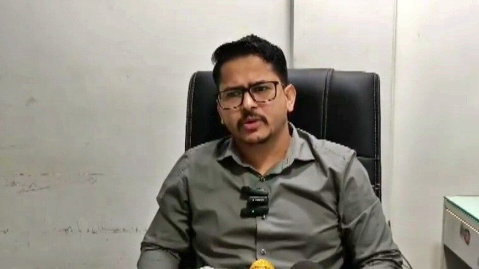 aajtak's tweet image. &apos;बहुत पढ़ा-लिखा डॉक्टर था अदील, केवल पेशेवर रिश्ते रहे&apos;, सहारनपुर के साथी डॉ. बाबर ने आतंकी कनेक्शन पर तोड़ी चुप्पी 

#DrAdeelAhmed #FaridabadTerrorModule 

पूरी खबर: intdy.in/ea3iic