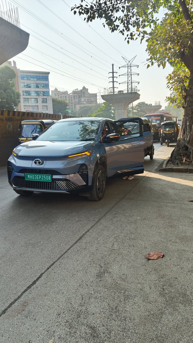 SwatiKalwar's tweet photo. @MTPHereToHelp
Outside D-Mart #Mulund. The situation is getting worse.
A man parked in the middle of road &amp; argued, blocking traffic. Claimed to be from @MumbaiPolice as if that gives him the right. High time such behaviour is checked. Public servants are meant to serve public! https://t.co/lq6eCHnW87