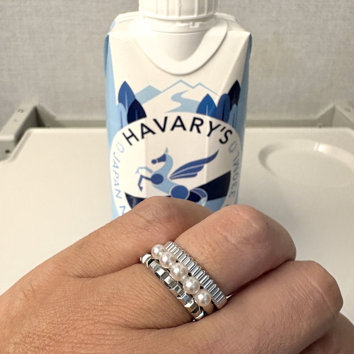 ホリデーの意味を理解する

帰ろうと思ったのに本店にすいこまれる
銀座は怖いところ
気づいたら指にはまっていた

3種類の輝きがすべて違ってたまらない
他の候補は一応試着した
ゾ、ネックレスは仕事柄、私はつけない
今年はがんばった
クルドパリ、微塵も後悔がない
ブシュロンが好き