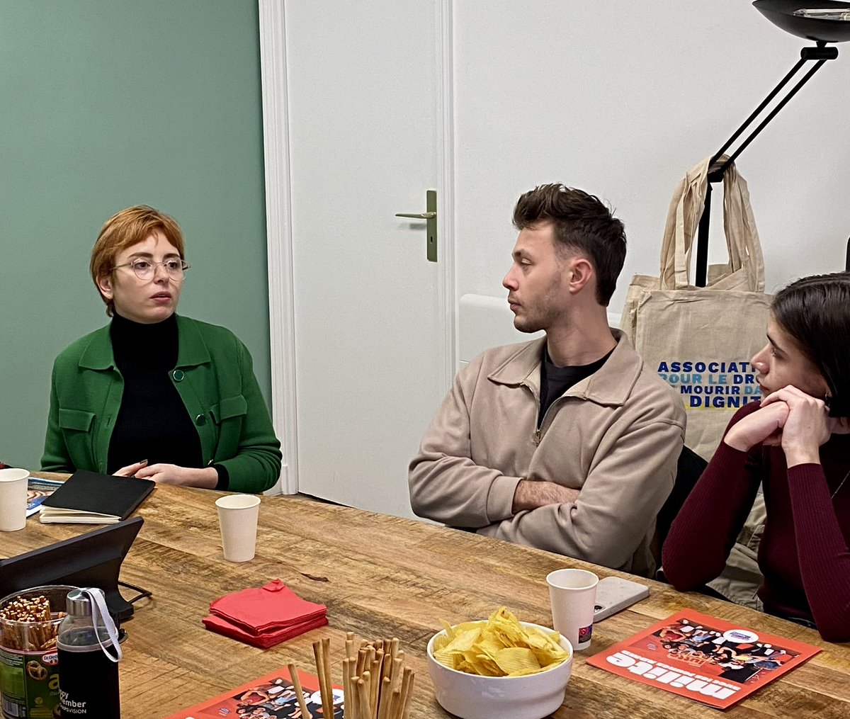 Un vrai plaisir d’échanger avec <a href="/elsa5walter/">Elsa Walter</a>, vice-présidente de l’<a href="/ADMDFRANCE/">Mourir dans la Dignité</a>, autour de l’entraide et de la solidarité lors de cet apéro-échange avec les jeunes ADMD Paris. Merci pour ces discussions riches et inspirantes ! 🤝