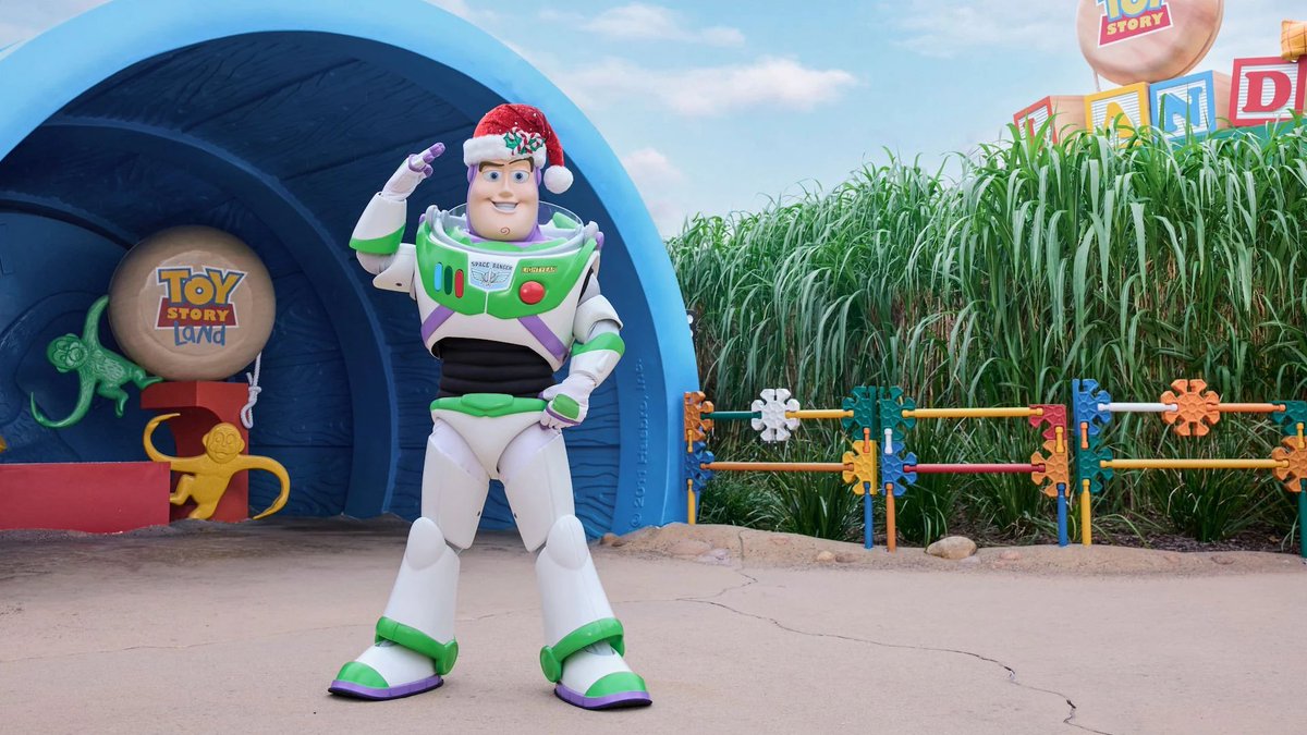 MagicOnTheWeb's tweet image. (Nieuw) In Hong Kong Disneyland verschijnen Woody, Buzz en Jessie in kerstkostuums in Toy Story Land!
#Disneylandparis #Toystory #Toystoryplayland #Disney