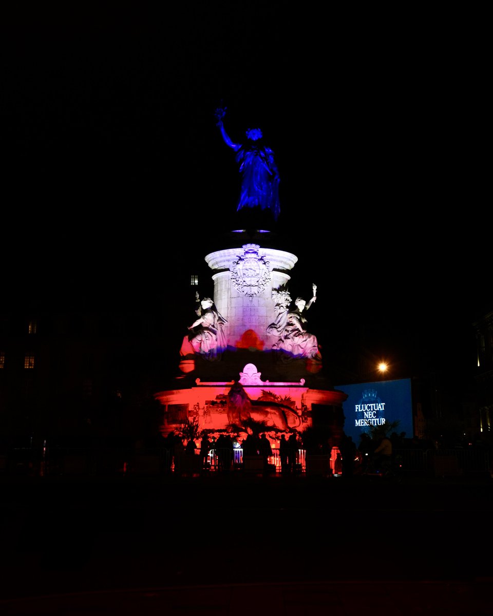 Le 13 novembre 2015, l’horreur a frappé la France.

10 ans ont passé, mais l’émotion et le chagrin sont toujours vifs.

Nos pensées vont aux victimes, à leurs familles, aux survivants à toutes celles et ceux que cette nuit a marqué à jamais.

Merci aux forces de l’ordre, aux