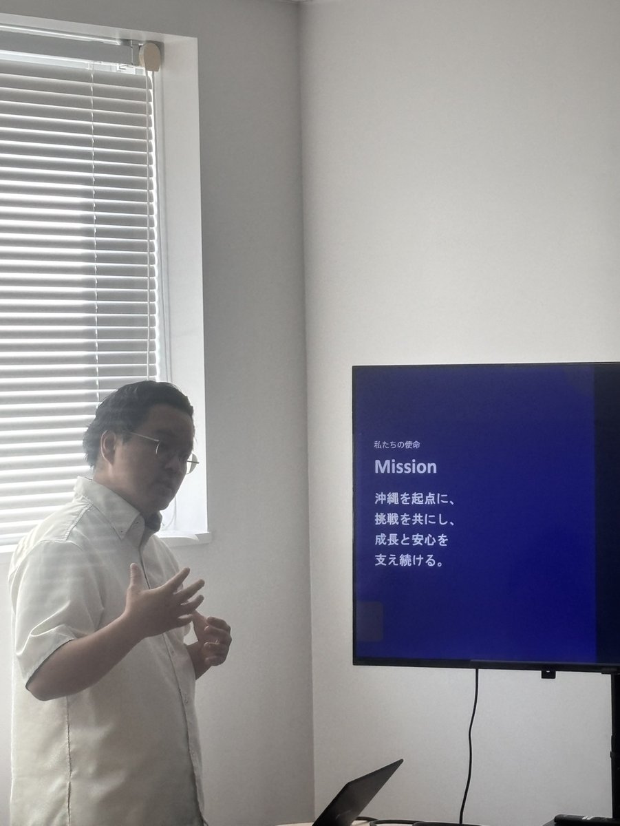 ryukyu_group_pr's tweet image. 挑戦の隣に、琉球会計。
私は早速、PCの壁紙にしました！！
Mission・Vision・Value
仕事をしていく上で理解していないと一人だけ違う方向むいっちゃったりするもの。
毎日目に見えるところにあるのってとても大切だと思います！
写真は力説する弊社代表！