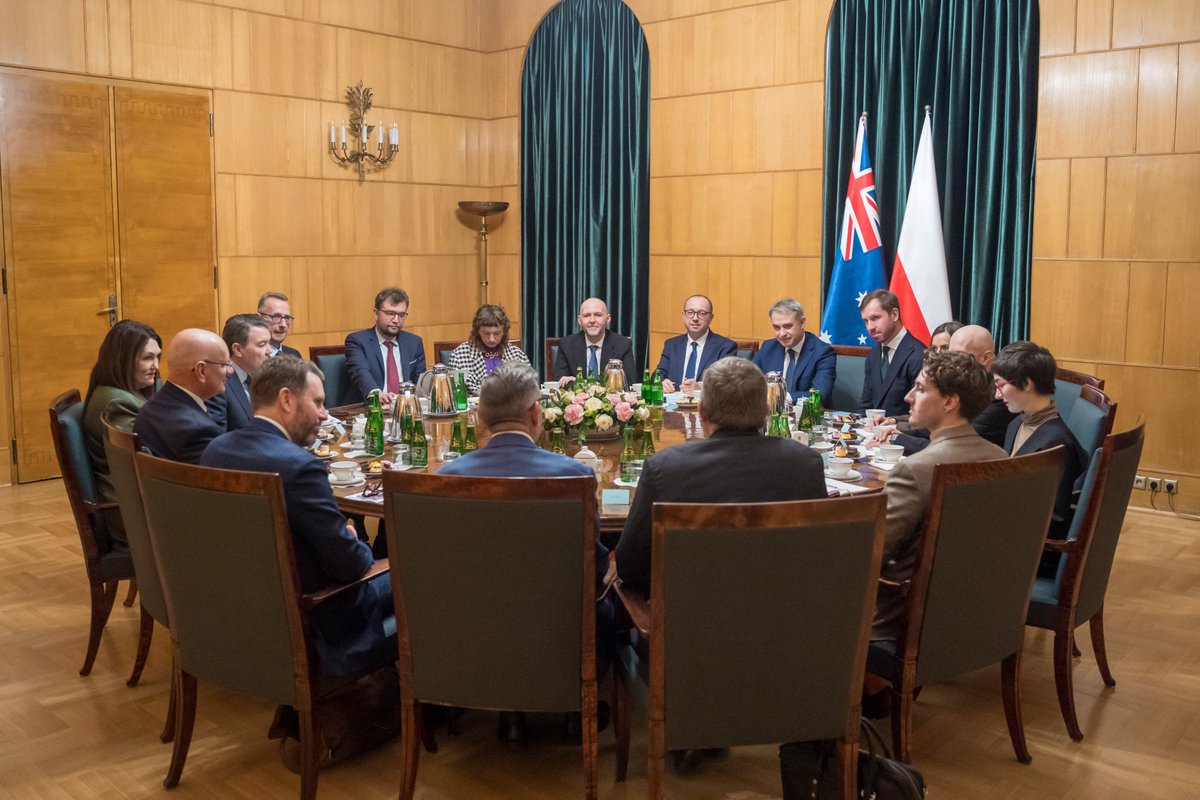 CYFRA_GOV_PL's tweet photo. 🇵🇱🤝🇦🇺 Polska i Australia pogłębiają współpracę w cyberbezpieczeństwie i technologii

🔐 Cyberbezpieczeństwo, odporność cyfrowa i współpraca strategiczna - to główne tematy rozmów wicepremiera i ministra cyfryzacji @KGawkowski z delegacją australijską.

Spotkanie pokazało, że oba kraje stoją przed podobnymi wyzwaniami i że wymiana doświadczeń oraz współpraca mogą wzmocnić bezpieczeństwo technologiczne w Europie i regionie.

Rozmowy objęły https://t.co/UqTDrvWuku. przeciwdziałanie atakom ransomware, ochronę procesów wyborczych przed dezinformacją, wzmacnianie cyfrowej odporności państw partnerskich oraz współpracę w zakresie pierwiastków ziem rzadkich, kluczowych dla przemysłu półprzewodników i infrastruktury telekomunikacyjnej.

🤝 Podkreślono rolę Australii jako stabilnego partnera oraz znaczenie Polski w kształtowaniu bezpieczeństwa cyfrowego. Kolejnym krokiem będzie wizyta polskiej delegacji w Australii w lutym 2026 r., która ma pogłębić współpracę w obszarach cyberbezpieczeństwa, obronności i strategicznych surowców.

#Cyberbezpieczeństwo