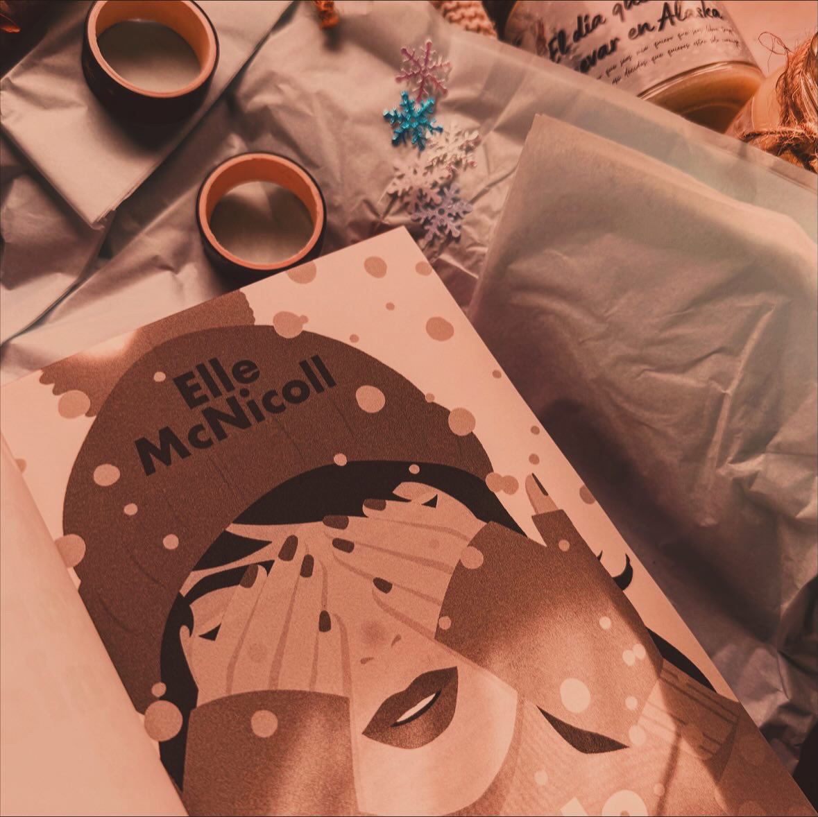 FiebreLectora's tweet image. Aún no os había hablado de mi actual lectura 🎄
Ambientada en la época navideña, rivals to lovers, y la grabación de un documental en el pueblo ❄️