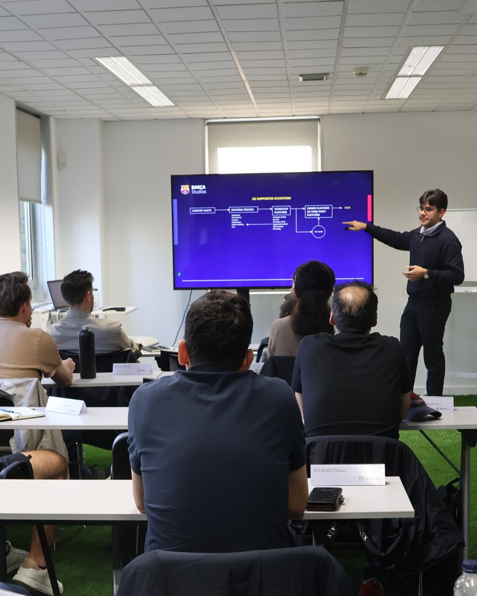 CruyffInstitute's tweet image. Our Master in #FootballBusiness @FCBarcelona – @BarcaInnoHub students learned from Efraín Avendaño, Business Controller at FC Barcelona, who shared real cases from a top @LaLiga club.

ℹ️ Program: n9.cl/blknr