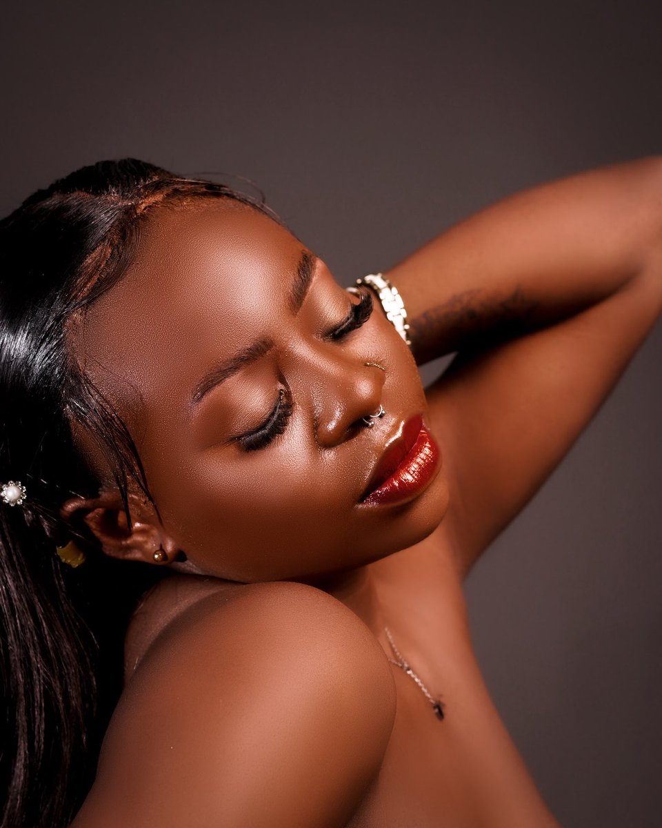 Série portrait: 30 jours 30 visages – Jour 13

Une lumière, un regard, une histoire.
👩🏽‍🦰: Blessing

📞 +229 01 58336433
📍 Atrokpocôdji
©️ Rosecord XII Studio

________________________
#PortraitsDuMois #Rosecord #HumanLight #BeninPhotography #PhotoArt #CreativeSoul #StudioStory