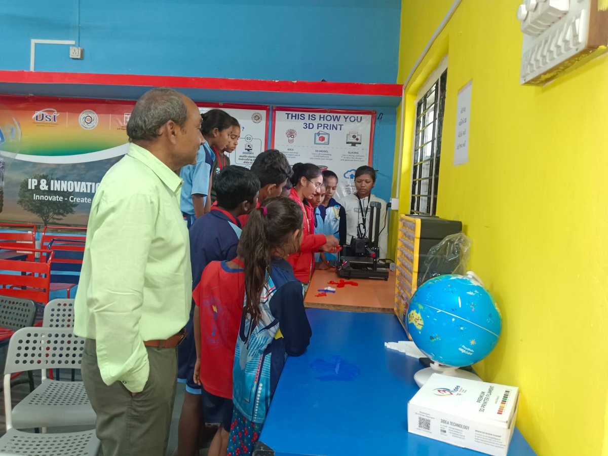 IPlab_rajpipla's tweet photo. 🌟Inspiring young minds! 🌟
Students of Primary School, Boridra explored creativity at the IP & Innovation Lab through exciting experiments like the Quantum Kit Activity and learned about the value of innovation & IPR. #STEM #ManthanNarmada #IPRAwareness https://t.co/IogfyPvIWv