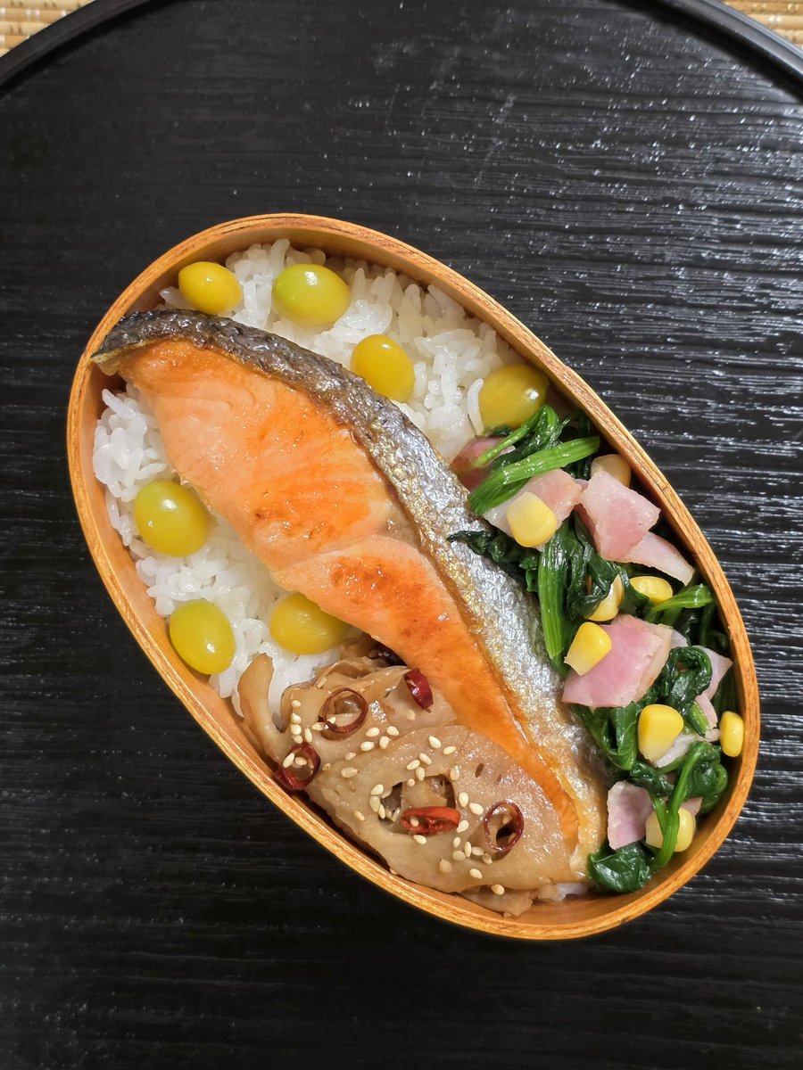 銀杏ごはんと焼き鮭、蓮根のきんぴら、
ほうれん草のソテーのお弁当できた。