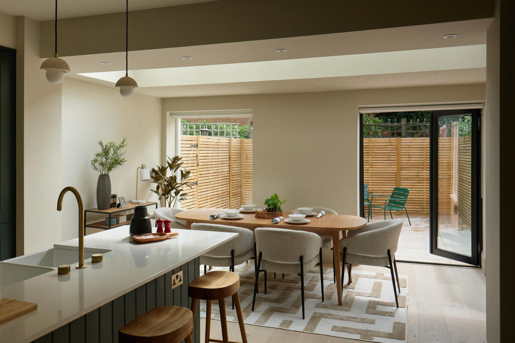 OakleyProducts's tweet image. Beautiful tones and texture with our Decka Plank Organic flooring at the Merrow Street Project – London SE17.
Design by Charlotte @roostdesign, captured by @_richardoxford 
#DeckaPlank #InteriorDesign #LondonDesign #WoodFlooring #SustainableDesign
