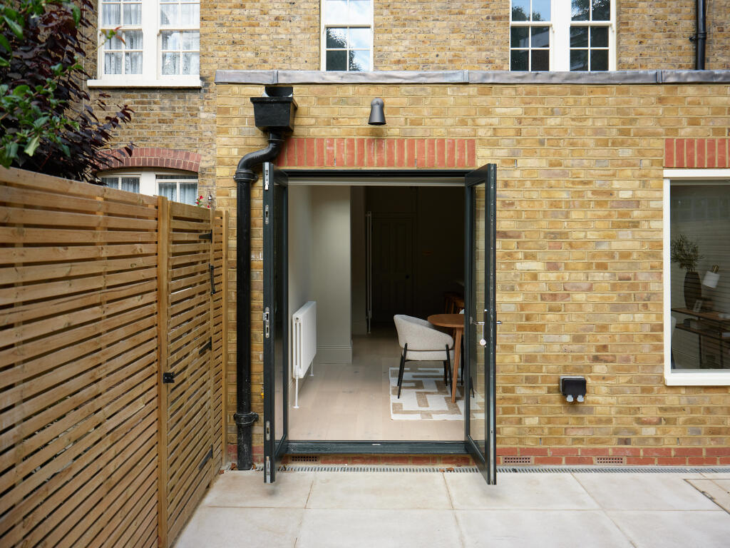 OakleyProducts's tweet image. Beautiful tones and texture with our Decka Plank Organic flooring at the Merrow Street Project – London SE17.
Design by Charlotte @roostdesign, captured by @_richardoxford 
#DeckaPlank #InteriorDesign #LondonDesign #WoodFlooring #SustainableDesign