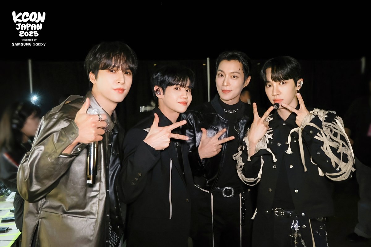 kconjapan's tweet photo. [#KCONJAPAN2025] BACKSTAGE PHOTO DUMP 📸✨

エネルギーが止まらないバックステージへようこそ！
推しのK-POPスターと間近で触れ合い、普段は見られない特別な瞬間を体験してみてください👀⚡️

*すべてのコンテンツはアーティストおよび現場の状況により運営されます。

-
KCON JAPAN 2025
MAY 9-11
Makuhari Messe

Let's #KCON