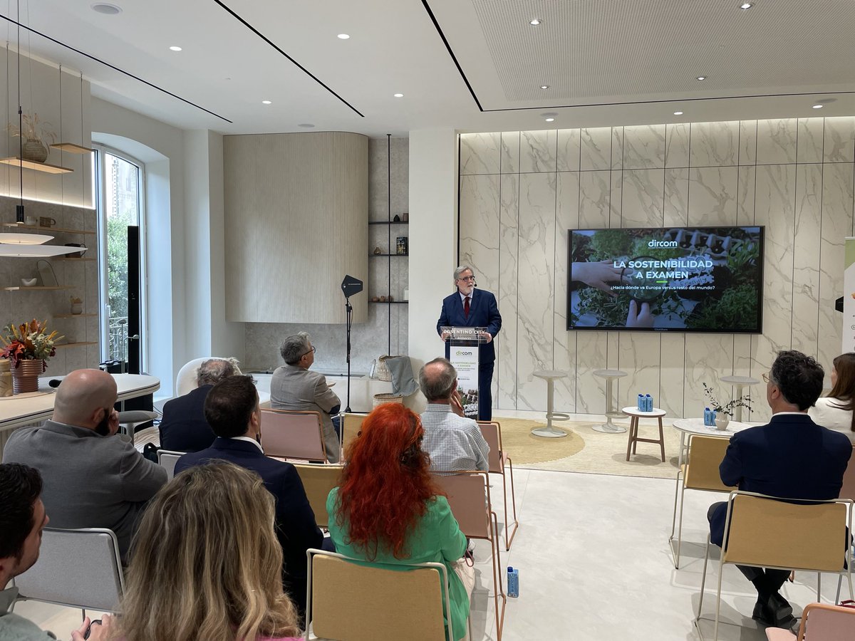 DircomAND's tweet image. El Presidente Dircom, Miguel López Quesada, habla sobre las tendencias informativas, explicando cuáles son los asuntos que conforman la agenda del dircom.

#Dircom #DircomAndalucía #Comunicación #Sostenibilidad #Almería