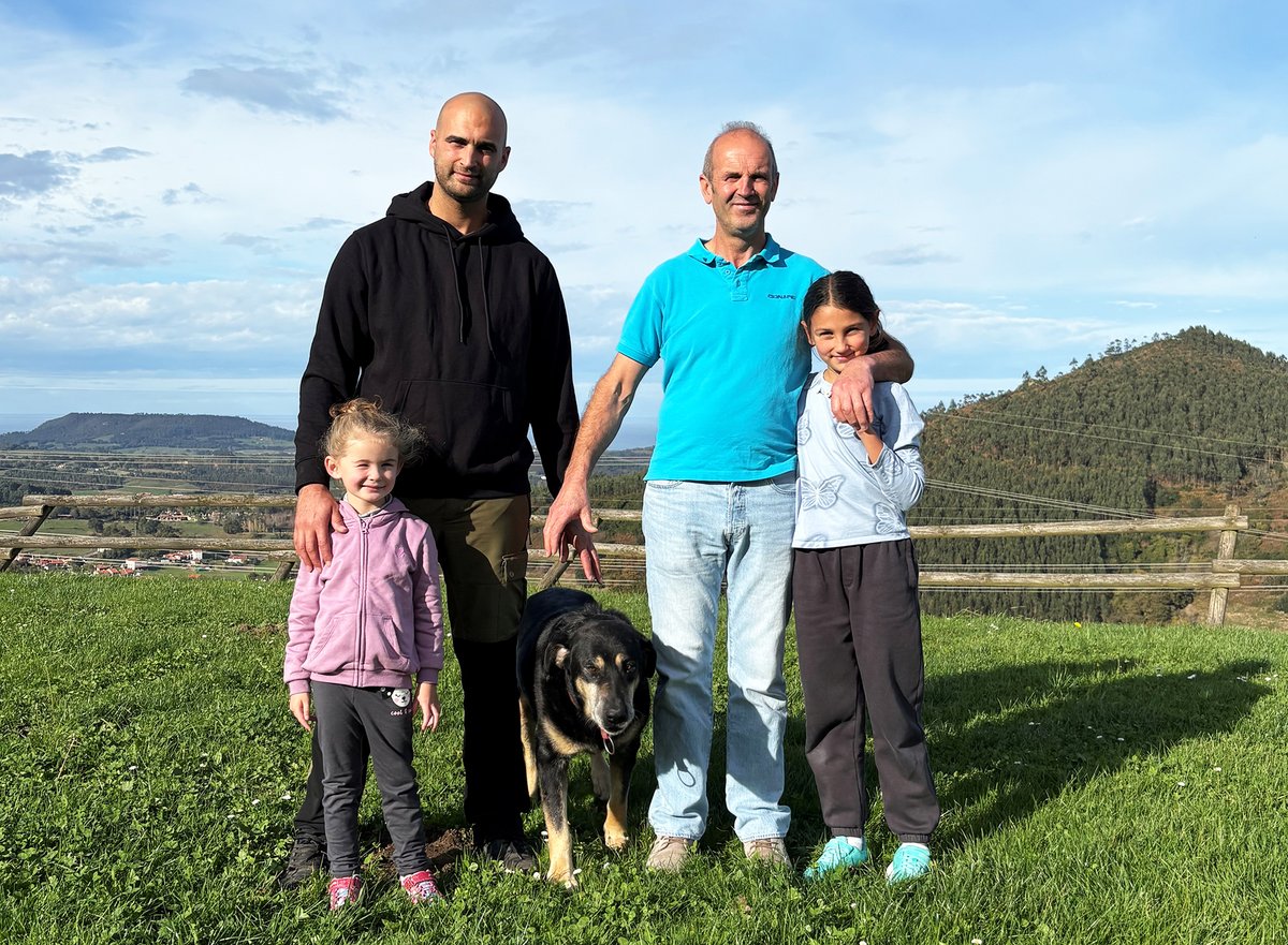 afca_es's tweet photo. Ivón y Adrián son los responsables de la #ganadería #frisona Cudaña, protagonista en la próxima revista AFCA. Una familia emprendedora que combina vocación, relevo y visión empresarial.
#Cantabria
Podéis ver las últimas revistas de AFCA en la página web: https://t.co/gfsNeHoAtD https://t.co/cOB2Joy5Lx